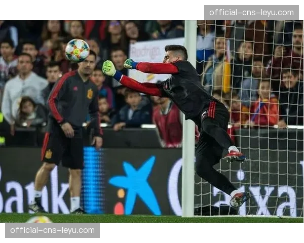 卡利亚里对阵萨勒尼塔纳，上半场补时阶段客队被罚下一人